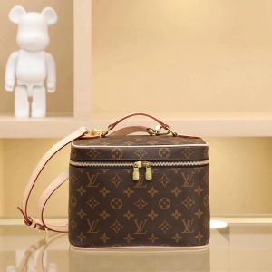 NICE BB Cosmetic Bag M42265 Drawing inspiration from the iconic Nice cosmetic bag, this elegant toiletry case offers a distinctive choice for carrying essential beauty products. A concealed zippered pocket inside the flap provides secure storage for particularly valuable personal items.- Top woven handle - Monogram coated canvas exterior - Specially coated canvas washable lining - Natural cowhide leather trim - Gold-tone metal hardware - Double zipper closure - Generous interior capacity - Zippered pocket inside flap - Multiple interior slip pockets - Size: 24*14*17 cm